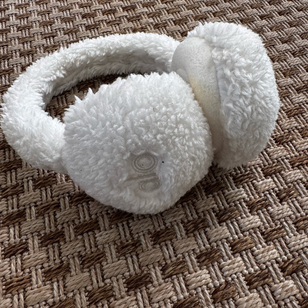 Alo yoga Sherpa earmuffs in ivory. Barely used.